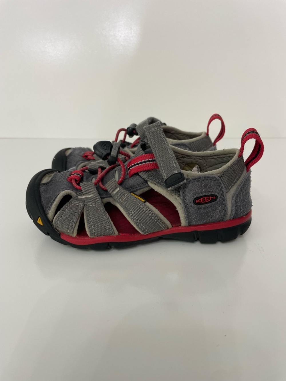 Keen Kids Newport Grey and Red Closed-Toe Water Shoe Leather Sandals, size 10